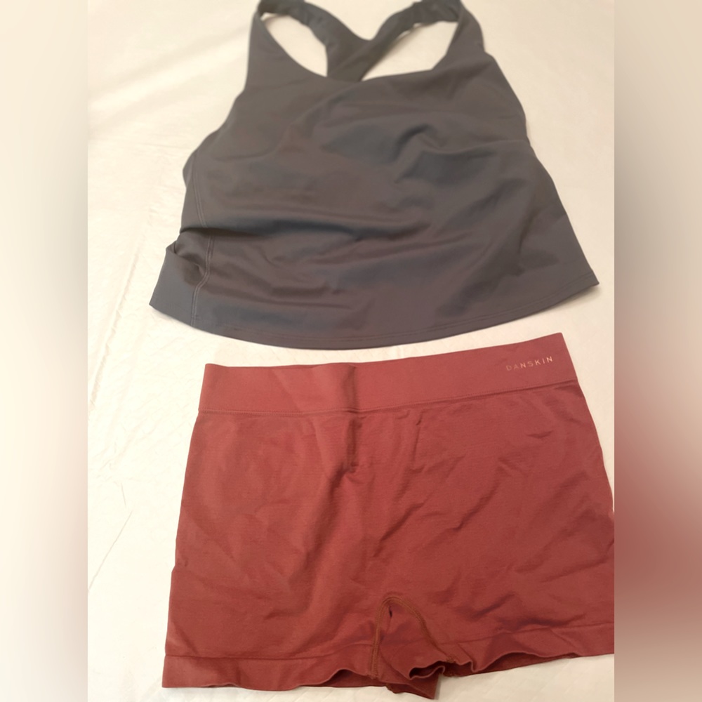 💙💙Old Navy Med Athletic tank top in a dark grey. Danskin athletic shorts 1X.